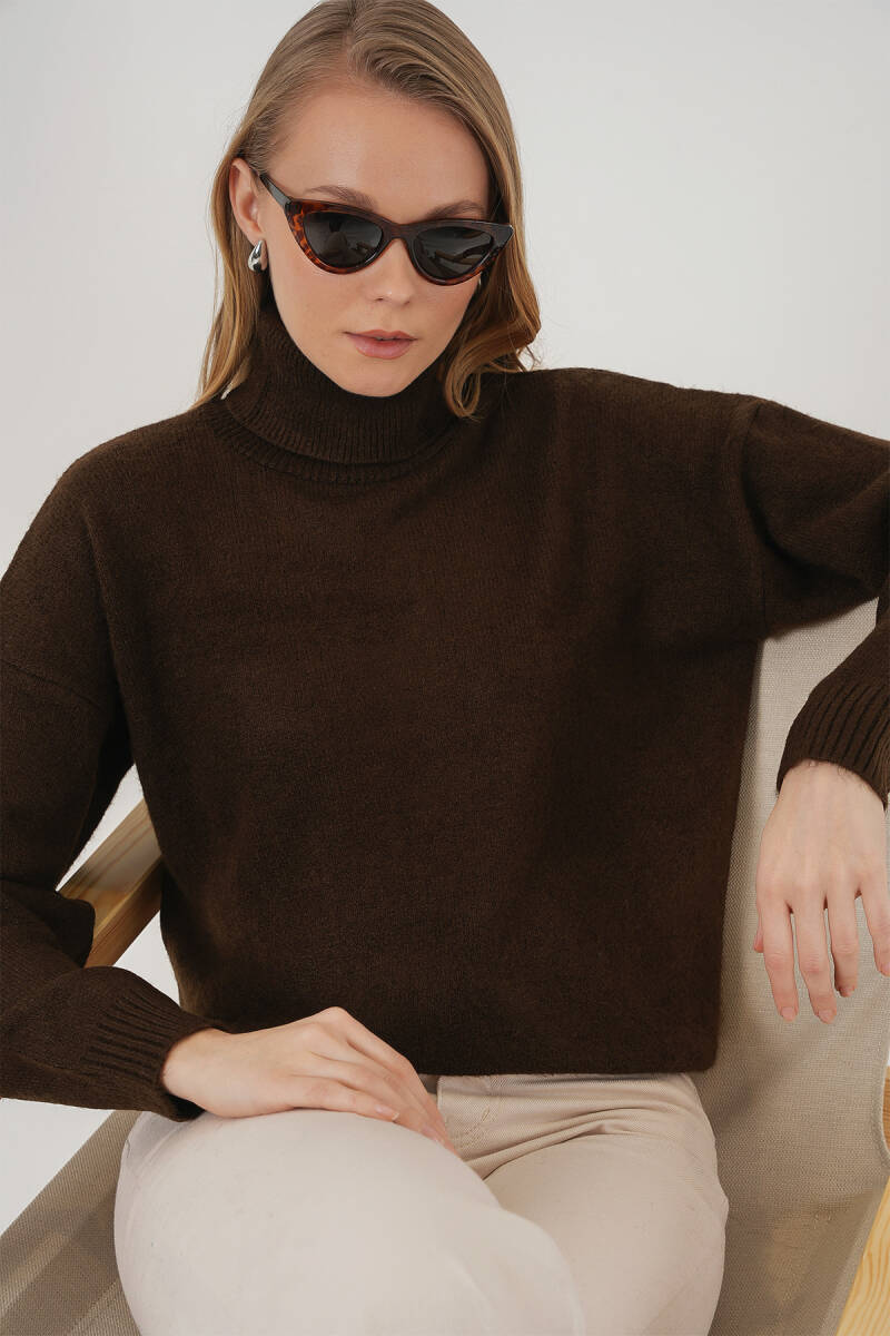 15917 Kadın Balıkçı Yaka Oversize Triko Kazak - Kahverengi - BİGDART