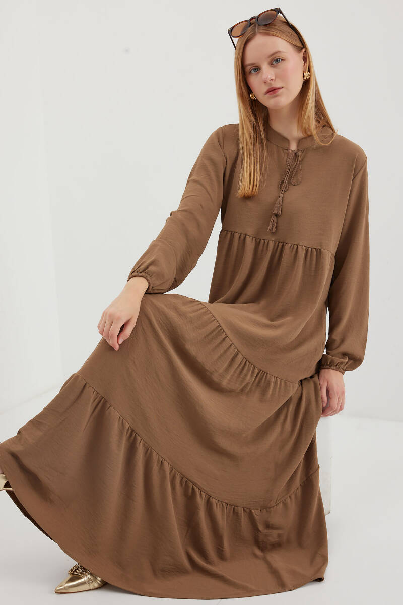 1627 Yaka Bağcıklı Tesettür Elbise - Sütlü Kahve - BİGDART