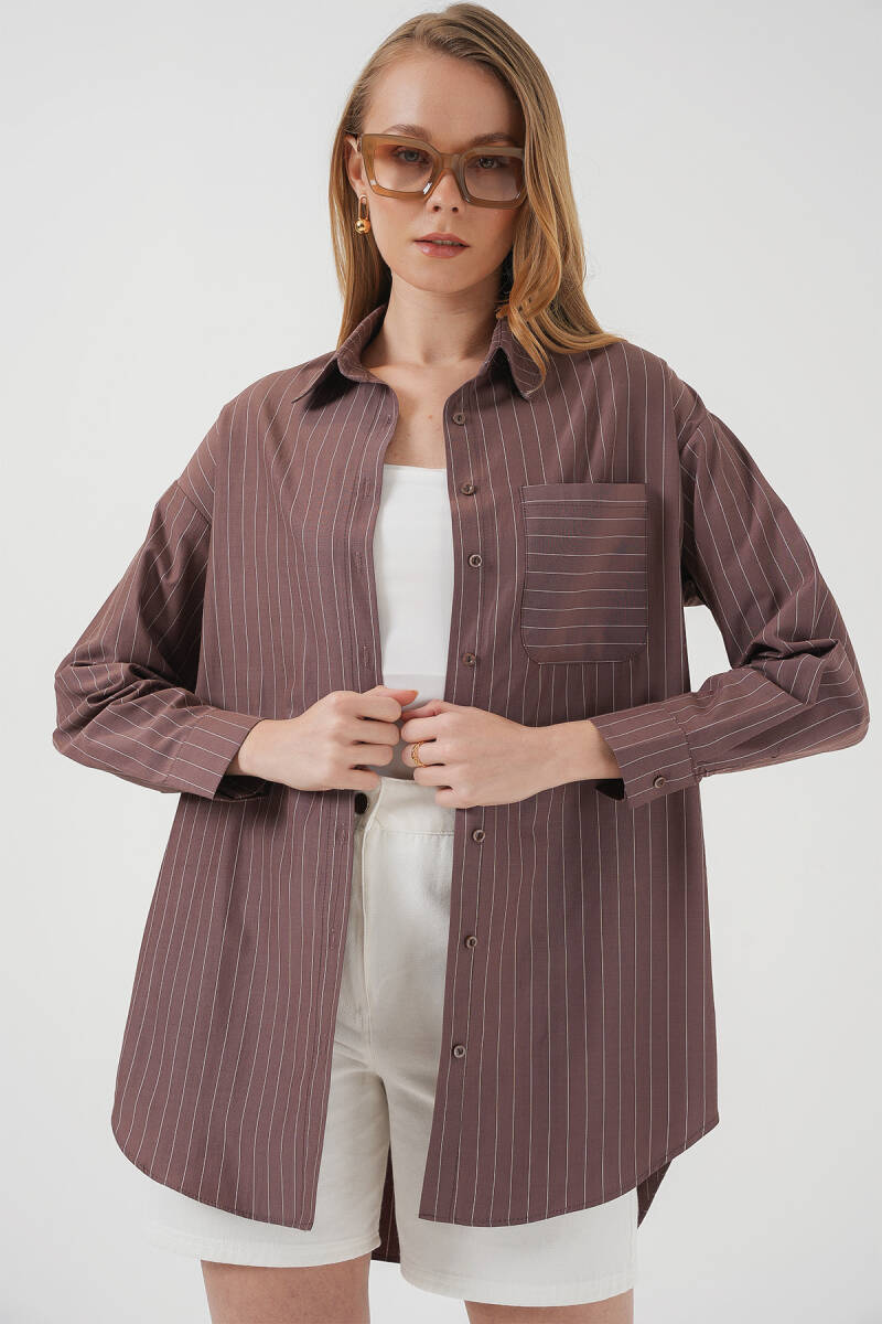 20217 Cep Detaylı Çizgili Oversize Gömlek - Kahverengi - BİGDART