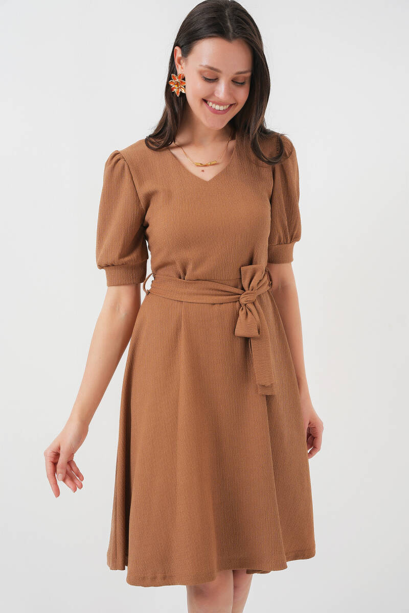 2370 Kuşaklı Örme Elbise - Bisküvi - BİGDART