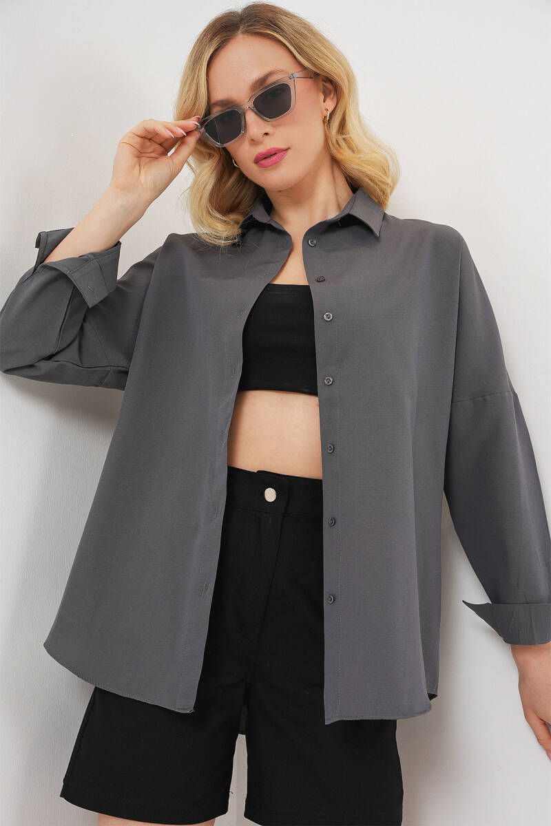 Kadın Gri Düz Oversize Uzun Basic Gömlek 3900