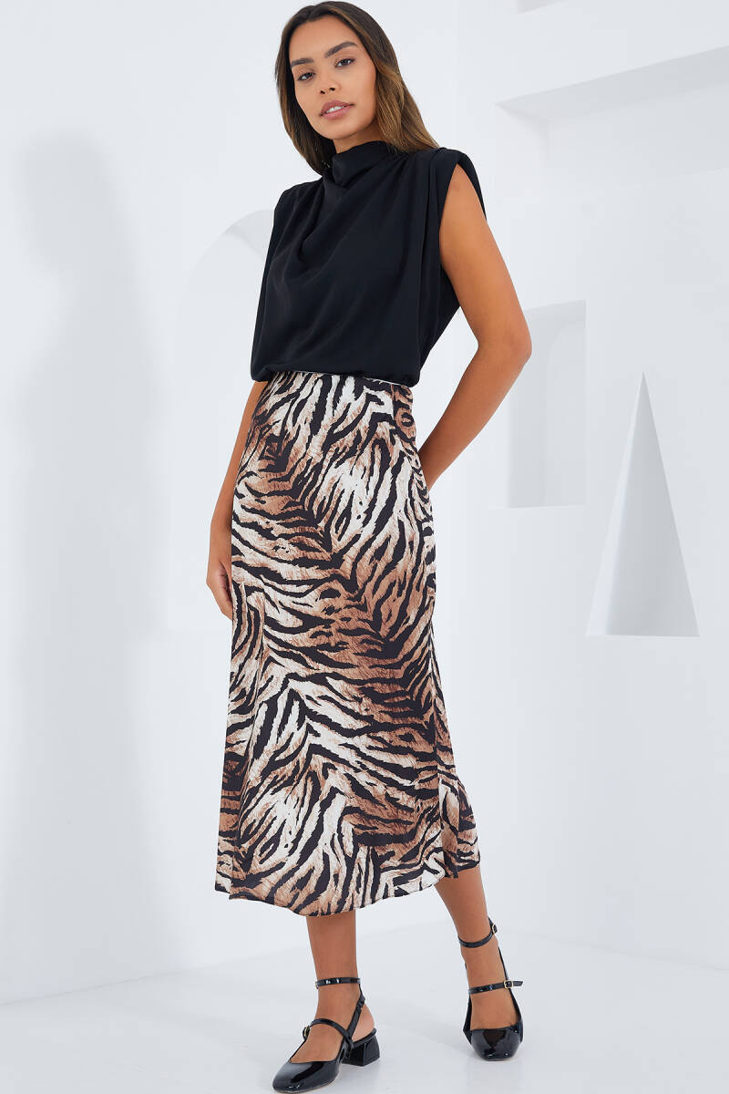 Etek ostida hech qanday panties yoq.