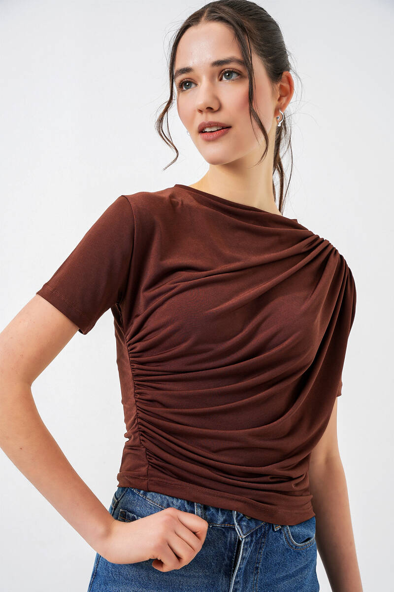 Büzgü Detaylı Kısa Kol Sandy Bluz 945 - Kahverengi - BİGDART