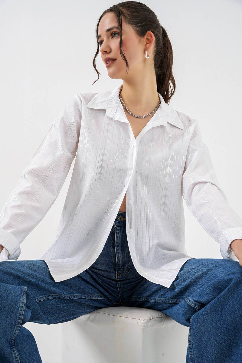 Kadın Beyaz Gümüş Varak Desenli Gömlek 20253 - BİGDART