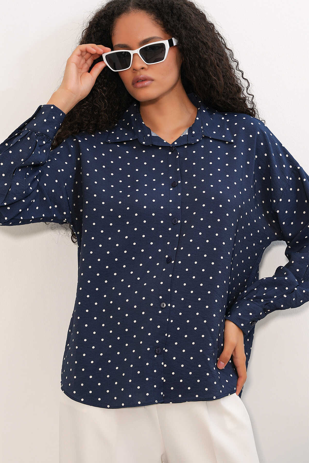 Kadın Oversize Puantiyeli Gömlek 20392 - Lacivert - 3