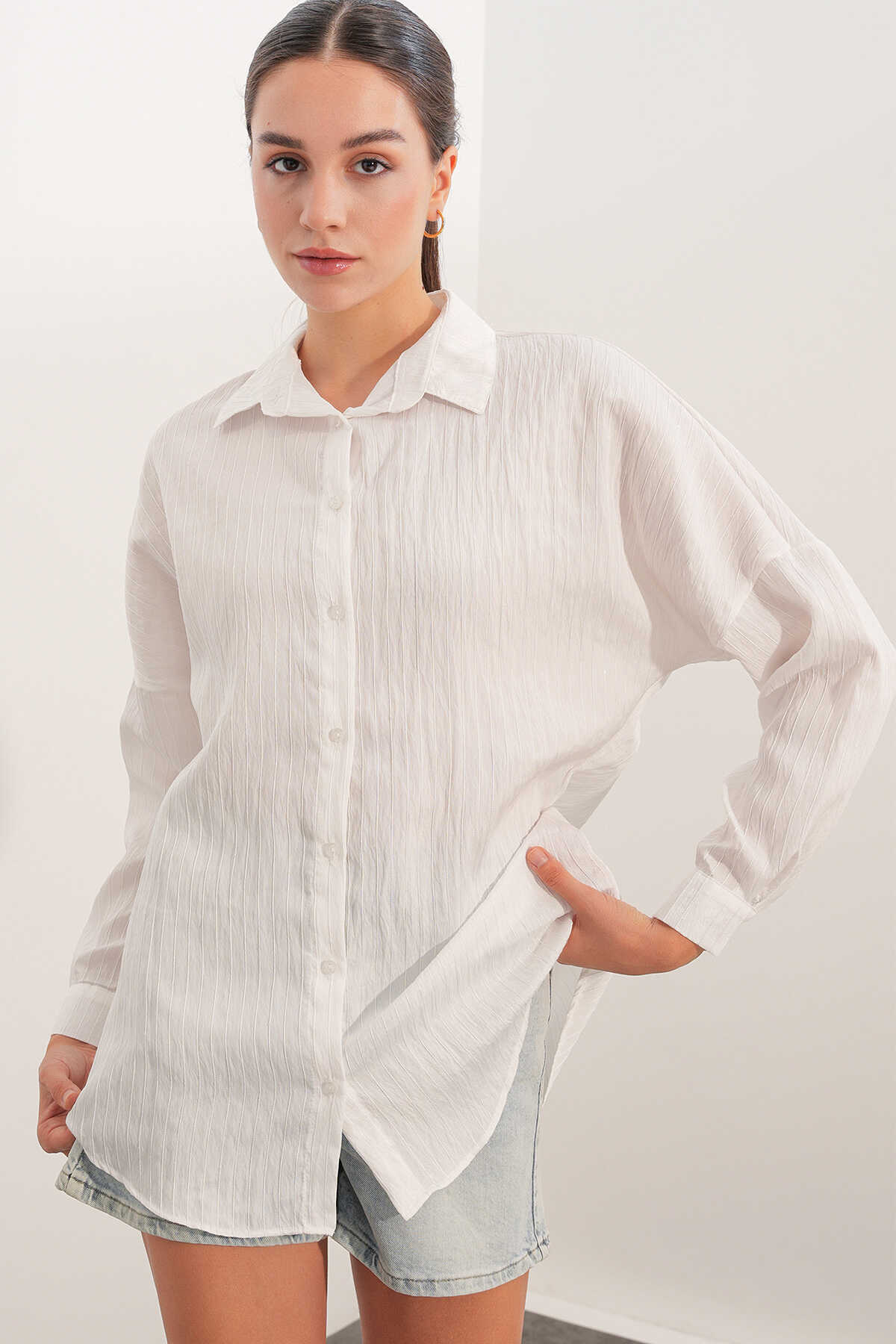 Kadın Pul Detaylı Çizgili Oversize Gömlek 20411 - Beyaz - 4